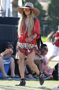 http://www.huffingtonpost.com/2014/04/21/outfits-coachella-_n_5185118.html?1398115481