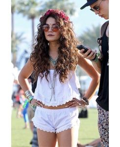 http://dropdeadgorgeousdaily.com/2013/04/snap-happy-the-best-instagram-beauty-looks-from-coachella/